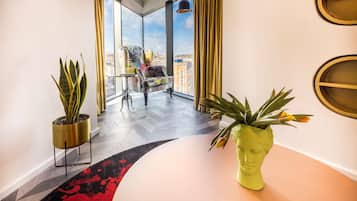 nhow Suite | Két bảo mật tại phòng, bàn, màn/rèm cản sáng, bàn ủi/dụng cụ ủi quần áo