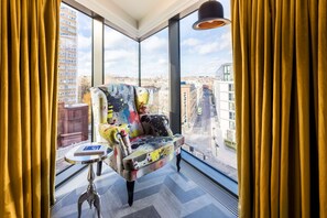 Caja de seguridad en la habitación, escritorio y cortinas blackout