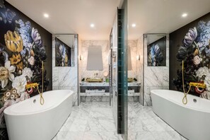 Zimmer (nhow - Penthouse) | Badezimmer | Dusche, umweltfreundliche Kosmetikartikel, Haartrockner, Bademäntel