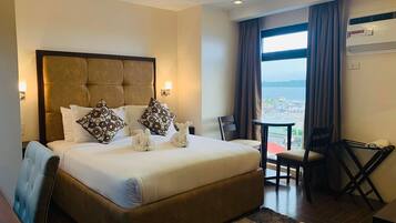 Deluxe Room | Desk, free WiFi
