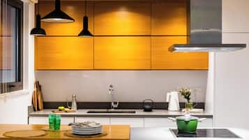 2 bedrooms, premium bedding, in-room safe, laptop workspace