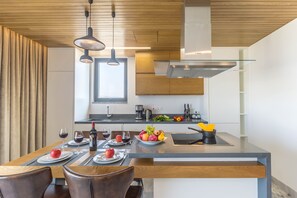 Apartamento Confort, 2 habitaciones | Cocina privada | Frigorífico grande, microondas, horno y placa de cocina