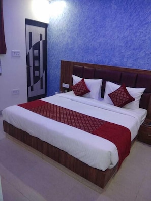Desk, rollaway beds, free WiFi