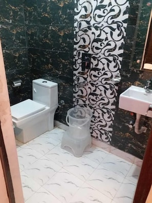 Shower, free toiletries