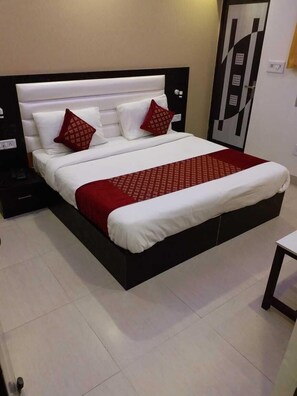 Desk, rollaway beds, free WiFi