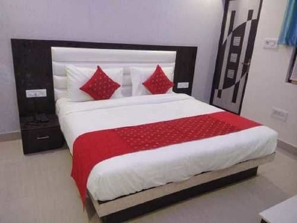 Desk, rollaway beds, free WiFi