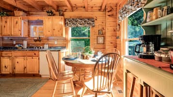 Ferienhütte, 2 Schlafzimmer | Eigene Küche | Mikrowelle, Geschirrspüler, Toaster, Kochgeschirr/Geschirr/Besteck