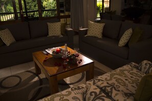 Familienhaus, 2 Schlafzimmer, barrierefrei, Nichtraucher | Wohnbereich | Flachbildfernseher