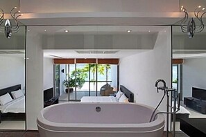 2 bedrooms, WiFi - Villa 3 oceanfront pool villa (Tambon Patong)