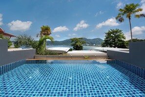 Piscine à débordement
