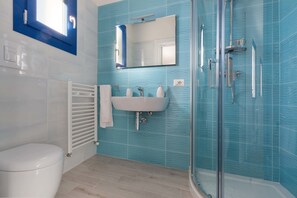Family Room (1283-Room 3) | Bathroom | Shower, hair dryer, bidet, towels - B&B Dreams and Delights (Porto Cesareo)