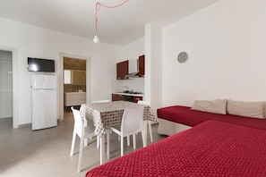 Estudio estándar (1299-Monolocale Lu Mare) | Zona de estar | Una televisión