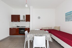 Estudio estándar (1299-Monolocale Lu Mare) | Cocina privada | Frigorífico grande, horno, placa de cocina y utensilios de cocina
