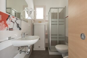 Comfort-Apartment, 1 Schlafzimmer (1295-Bilocale Aura) | Badezimmer | Dusche, Haartrockner, Bidet