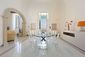 Villa, 6 Schlafzimmer (1165) | Essbereich im Zimmer