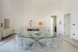 Villa, 6 Schlafzimmer (1165) | Essbereich im Zimmer
