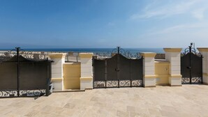 A terrace with a view of the sea, featuring a gated entrance and a tiled floor. - Villa Dorella (Castrignano del Capo)