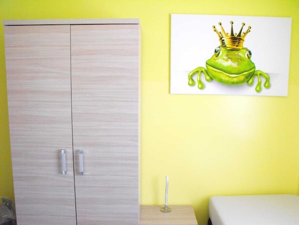 Escrivaninha, quartos à prova de som, Wi-Fi de cortesia, roupa de cama