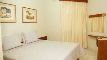 Dobbeltrom – deluxe | Minibar, skrivebord, blendingsgardiner og strykejern/-brett