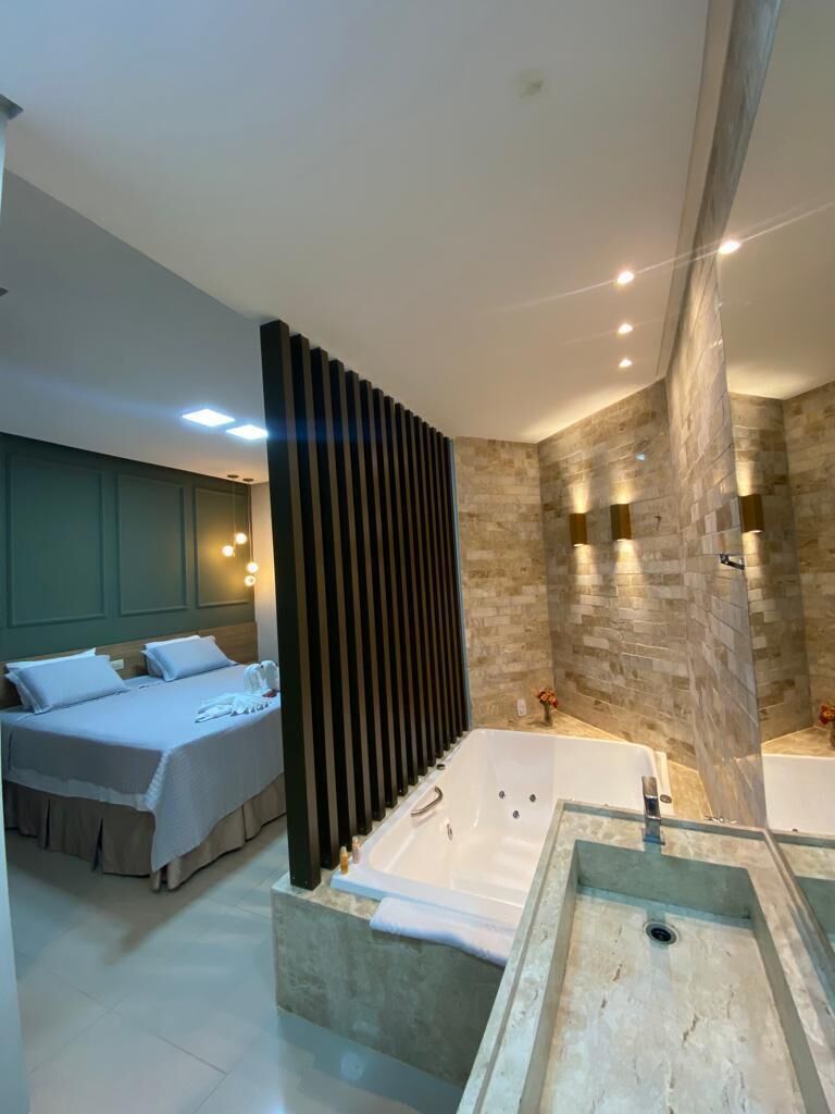 ميني بار ومكتب وستائر تعتيم ومكواة/لوح كي