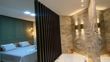 ميني بار ومكتب وستائر تعتيم ومكواة/لوح كي