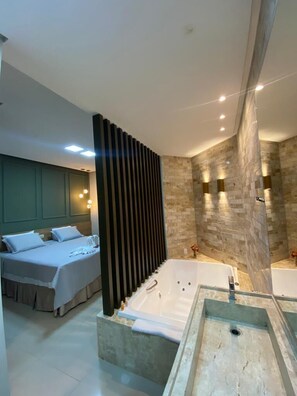 Habitación doble Deluxe | Minibar, escritorio, cortinas blackout y tabla de planchar con plancha 