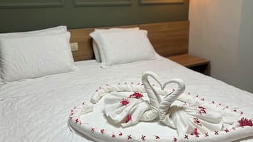 デラックス ダブルルーム | ミニバー、デスク、遮光カーテン、アイロン / アイロン台