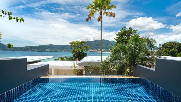 A rooftop infinity pool with a clear view of the sea and mountains. - Atika Villa 1 oceanfront pool villa (Patong)