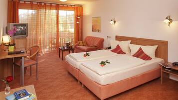 Een bureau, verduisterende gordijnen, geluiddichte muren