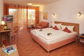 Desk, blackout drapes, soundproofing, iron/ironing board - Land- und Aktivhotel Altmühlaue (Bad Rodach)