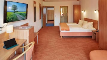 Schreibtisch, VerdunkelungsvorhÀnge, schallisolierte Zimmer