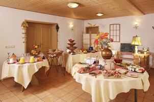 Café da manhã com buffet grátis todos os dias