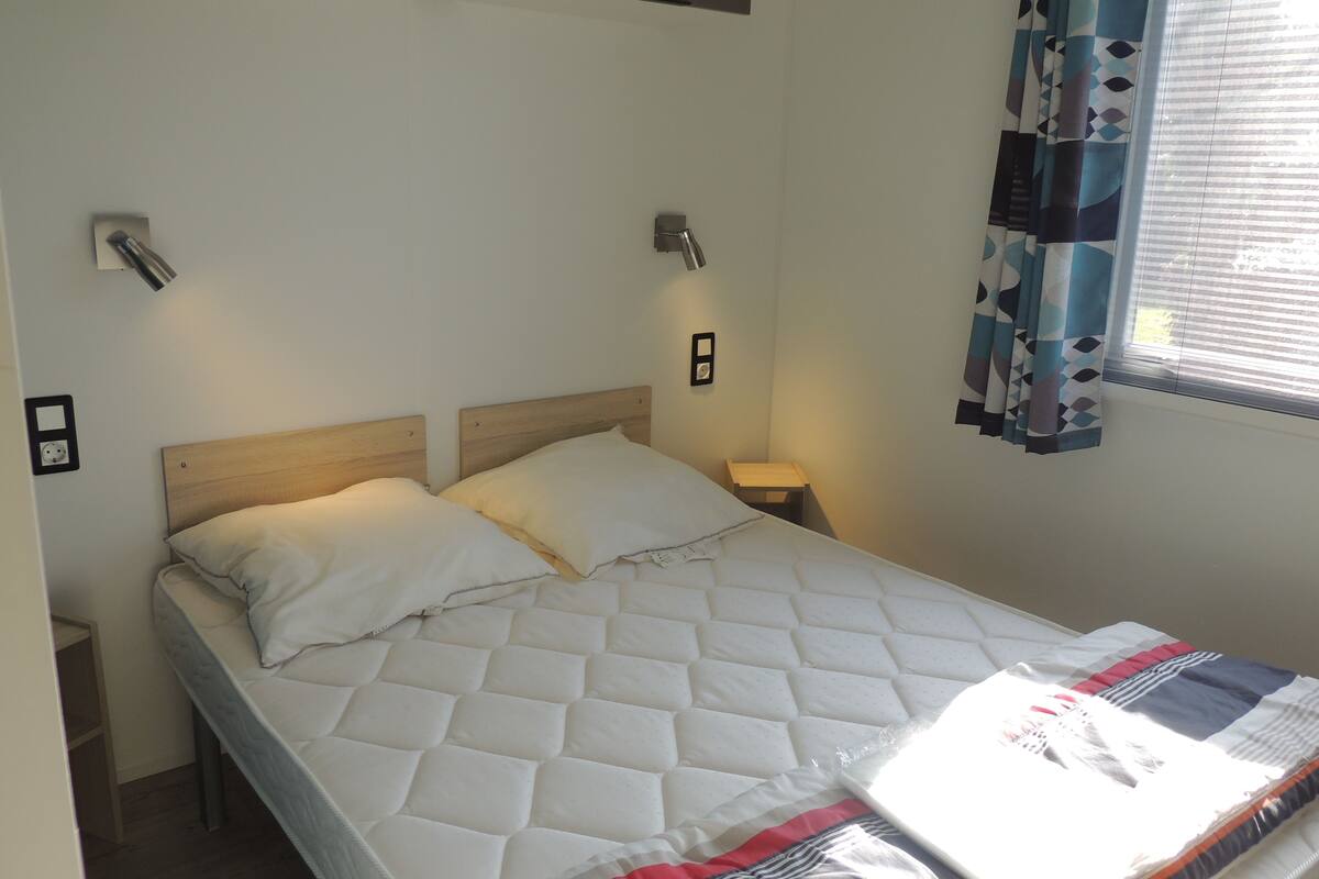 Stacaravan, 2 slaapkamers (IRM) | Babybedden (toeslag), individueel gedecoreerd, individueel gemeubileerd