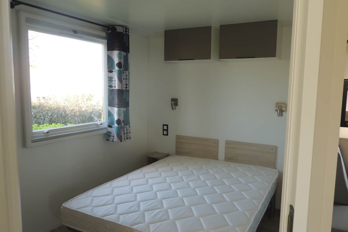 Stacaravan, 2 slaapkamers (Louisiane) | Babybedden (toeslag), individueel gedecoreerd, individueel gemeubileerd