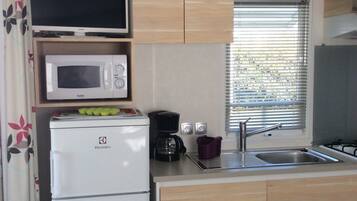 Mobile Home, 2 Bedrooms (O'HARA) | Private kitchen | Full-size fridge, microwave, stovetop, coffee/tea maker