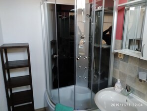 Comfort Double Room, 1 Bedroom, River View | Bathroom shower - Monteurzimmer Fuchs (Nossen)