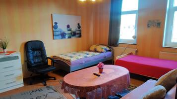 Basic-Apartment, 3 Schlafzimmer | Schreibtisch, Babybetten, Bettwäsche