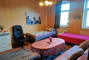 Basic-Apartment, 3 Schlafzimmer | Schreibtisch, Babybetten, Bettwäsche
