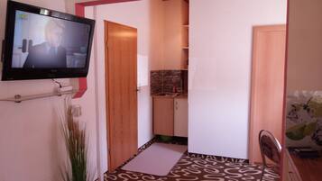 Basic Condo, 3 Bedrooms | Room amenity