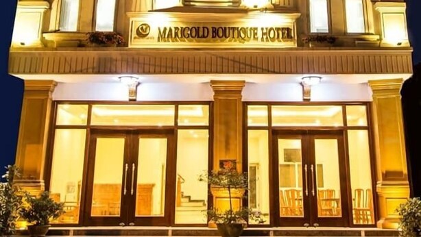 Hotel Marigold Boutique, con fachada clásica, ventanas grandes y una entrada destacada.
