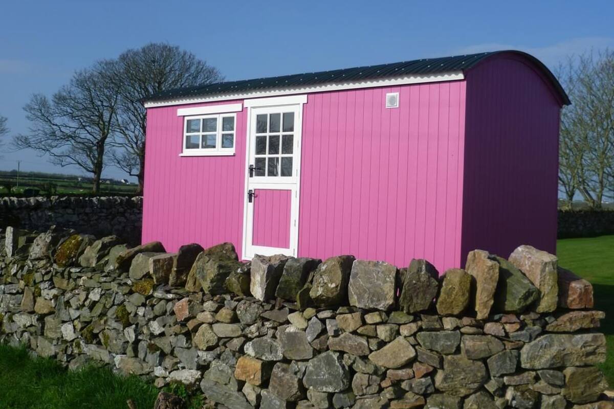 Bungalow (pink shephards hut)