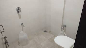 Dortoir Partagé, plusieurs lits | Salle de bain | Serviettes fournies