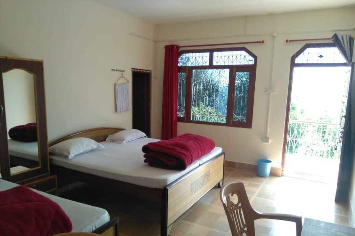Escritorio, camas extra, wifi gratis y ropa de cama