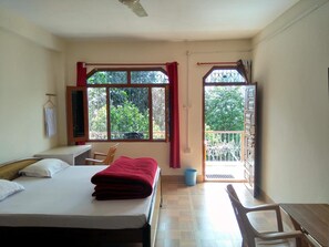 Desk, rollaway beds, free WiFi, bed sheets - StayApart - Maa Anadmayee Guest House (Almora)