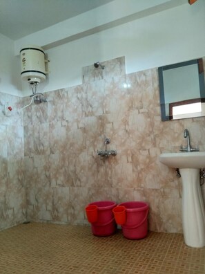 Shower, towels - StayApart - Maa Anadmayee Guest House (Almora)