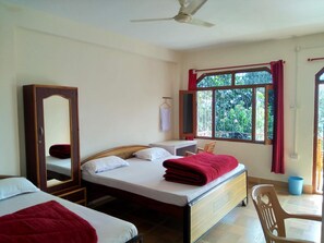 Desk, rollaway beds, free WiFi, bed sheets - StayApart - Maa Anadmayee Guest House (Almora)