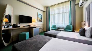 Standard-Zweibettzimmer, Balkon, Stadtblick | 1 Schlafzimmer, Minibar, Zimmersafe, Schreibtisch