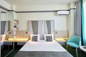 Standard Double Room, Balcony, City View | 1 bedroom, minibar, in-room safe, desk - Hotel Malibu Mamaia (Constanta)