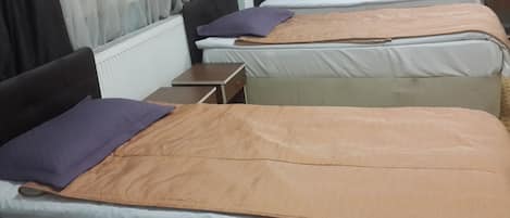 Kamar Quadruple Standar | Minibar, meja kerja, kedap suara, dan Wi-Fi gratis