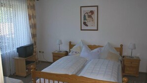 Desk, blackout drapes, bed sheets - Gasthaus zur Rose (Windsbach)